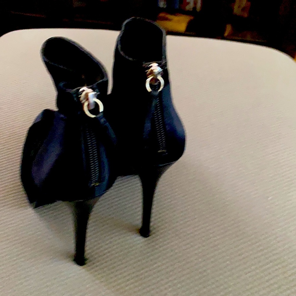 Heels - Picture 3 of 4